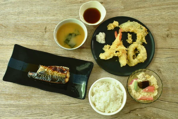 白饭吃两口烤萨巴鱼和天秤鱼配三味汤日本菜放在桌上 — 图库照片