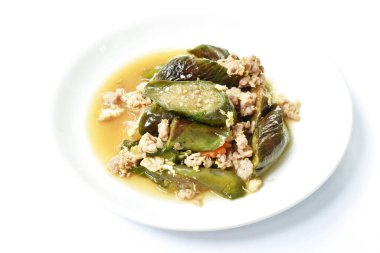 Kızarmış, uzun yeşil patlıcan, yanında pirzola ve yumurta.