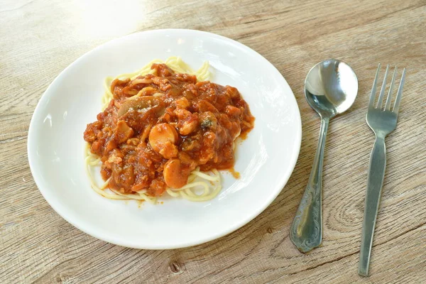 Stegt Spaghetti Topping Skive Pølse Med Chop Svinekød Ketchup Plade - Stock-foto