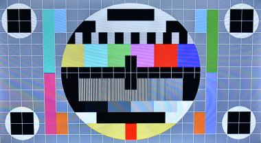  TV ekranındaki geniş oyuncu kadrosundan görüntü kalıbı