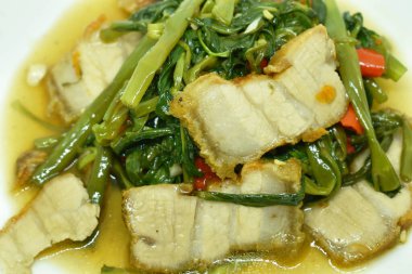  Kızarmış sabah zaferini soya fasulyesi ezmesi ve acı biberli dilimlenmiş domuz dilimiyle karıştırın.