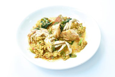  Sarı körili yengeç ve tabakta yumurta karıştırın.