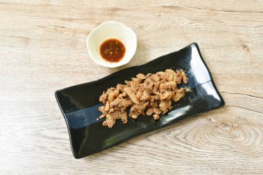  Buharda pişmiş domuz eti ve tabak sosu.