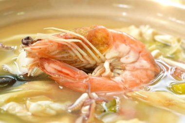  Tayland baharatlı Tom çorbası ve midyeli haşlanmış karides ve tavuk.