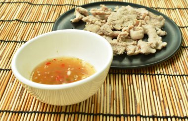  Baharatlı sosta haşlanmış domuz dilimi.