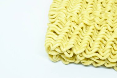  Beyaz arkaplanda çiğ hazır erişte