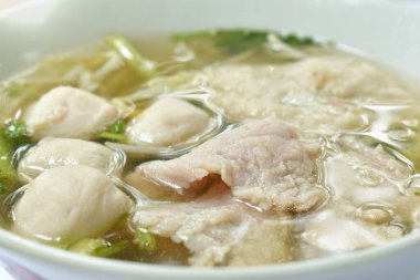  Kaynamış domuz eti ve top, kase üzerinde berrak çorba.