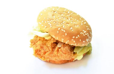  Kızarmış tavuk hamburger soslu peynir sosu beyaz arka planda.