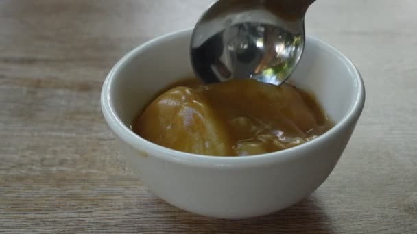 Puree Aardappel Dressing Jus Saus Kopje Scooping Door Zilveren Lepel — Stockvideo