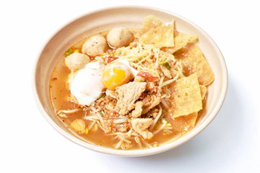  Yumurtalı şehriye domuz köftesi ve yumuşak haşlanmış yumurta sarısı tabakta baharatlı Tom çorbası.