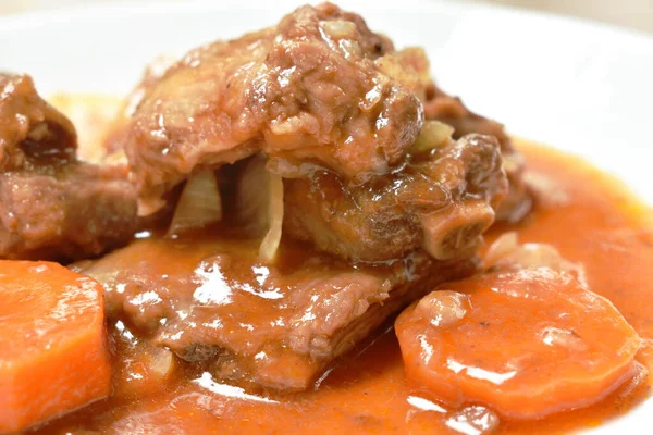 Gebratene Schweineknochen Mit Scheiben Karotten Und Zwiebeln Mit Süß Saurer — Stockfoto