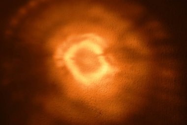  Gecenin karanlığında fener evin duvarına yayılıyor.