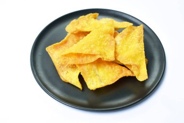 Kızarmış hamur hamuru tabakta tatlı acı biber sosu