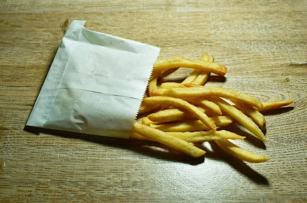 위에서 봉투에서 흘러나오는 소금과 감자튀김 — 스톡 사진