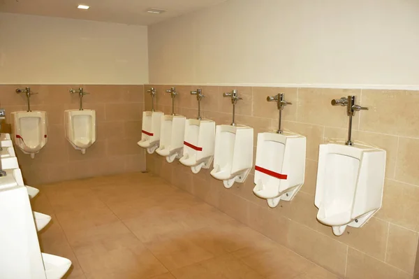 Urinario Pie Blanco Con Cinta Adhesiva Roja Para Distanciamiento Social —  Fotos de Stock