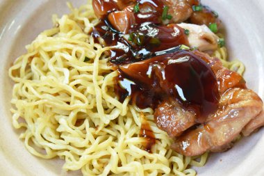 Çin yumurtalı erişte kızarmış tavuk soslu teriyaki Japon sosu. 