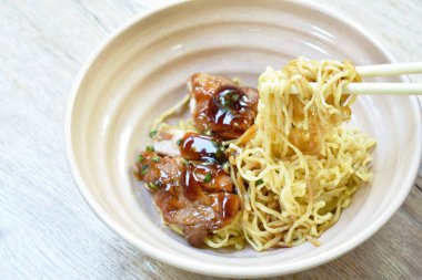 Çin yumurtalı şehriye kızarmış tavuk soslu Teriyaki Japon sosu plastik çubuklarla karıştırılır. 