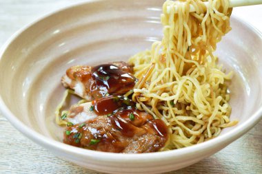 Çin yumurtalı şehriye kızarmış tavuk soslu Teriyaki Japon sosu plastik çubuklarla karıştırılır. 