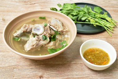 Çin kereviz çorbasıyla haşlanmış domuz kemiği baharatlı biber sosu.