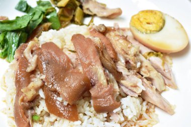 Haşlanmış domuz budu, siyah Çin bitkisi çorbası, yumurta sosu baharatlı ve acı biber soslu, tabakta pilav.