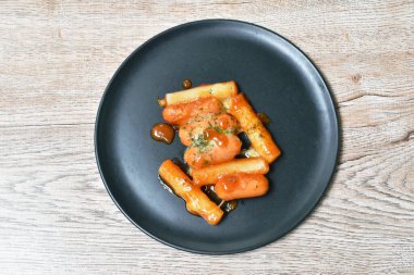  Domuz sosisi soslu peynir ve baharatlı biber sosu tabakta pirzola yosunu.