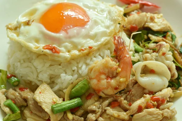 Würzig Gebratene Meeresfrüchte Und Fleisch Chili Und Kräuter Auf Reis — Stockfoto