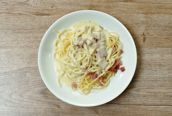 Spaghetti Salsa Panna Bianca Guarnizione Fetta Prosciutto Maiale Sul Piatto — Foto Stock