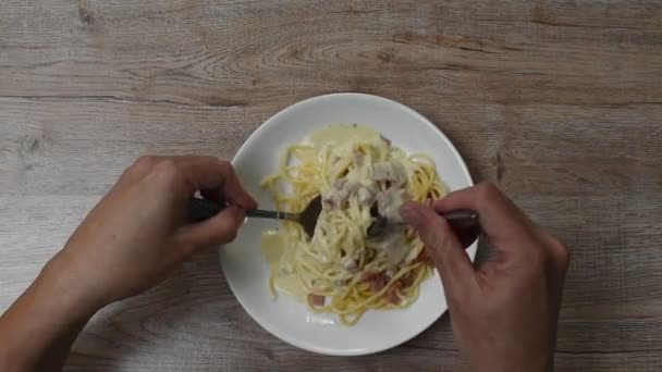 Håndvalset Spagetti Hvit Fløtesaus Skinke Flesk Gaffel Skje Tallerken – stockvideo