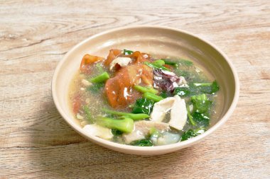 Kızarmış pirinç büyük şehriye kara soya sosu karışık deniz ürünleri ve Çin lahanası soslu sos.