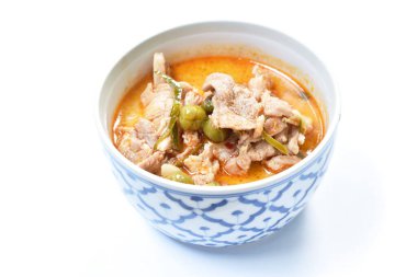  Hindistancevizi sütlü patlıcanlı domuz körisi ya da kasede Panang Thai yemeği.