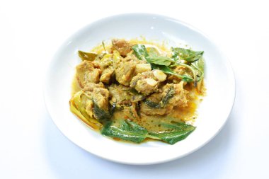 Tabakta köri soslu dilimlenmiş domuz kemiği. 