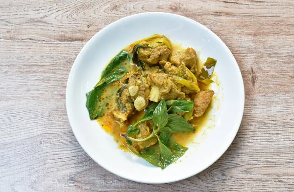 Tabakta köri soslu dilimlenmiş domuz kemiği. 