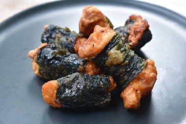 Tabakta kızarmış tuzlu tavuklu rulo yosun dizilimi