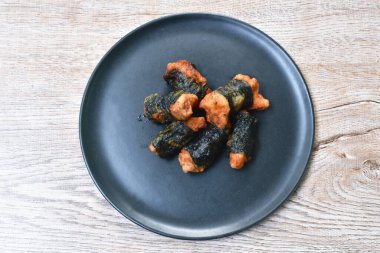 Tabakta kızarmış tuzlu tavuklu rulo yosun dizilimi