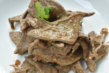  Kızarmış domuz ciğeri, sarımsak ve biberli maydanoz.