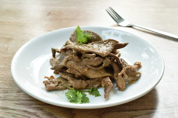 Gebratene Schweineleber Mit Knoblauch Und Paprika Auf Teller — Stockfoto