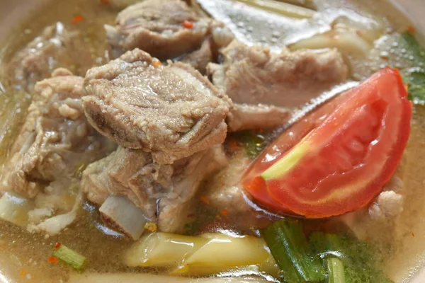 泰国菜汤碗中加蘑菇的辣猪肉骨 — 图库照片