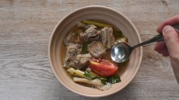 Warm Kruidig Varkensvlees Bot Met Paddestoel Thaise Tom Yum Soep — Stockvideo