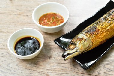 Izgara saba balığı ya da tabakta uskumru. Soya fasulyesi ve baharatlı sos.