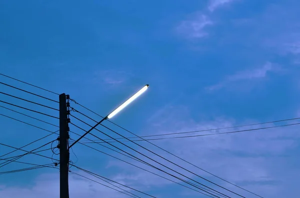 Elektrisk Lysrör Stolpe Gatan Skymningen Himlen — Stockfoto