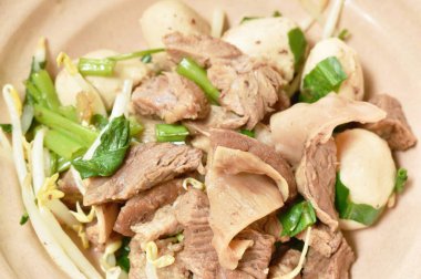 Baharatlı soslu fasulye filizli kuru domuz ve top.