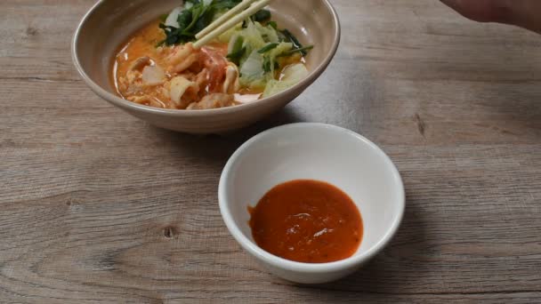 Seafood Sukiyaki Direbus Dalam Sup Dengan Saus Memetik Dengan Sumpit — Stok Video