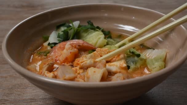 Gekochte Meeresfrüchte Sukiyaki Suppe Mit Sauce Pflücken Durch Essstäbchen — Stockvideo