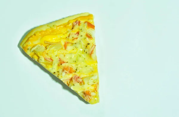 Stuk Pizza Topping Zeevruchten Kaas Witte Achtergrond — Stockfoto