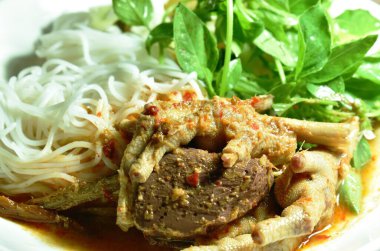 Tavuklu erişte sosu ve taze sebzeli köri sosu.