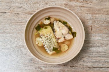 Tom Yum çorbasında baharatlı pomfret ya da tereyağlı balık ve saman mantarı.