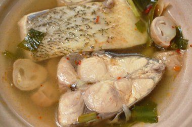 Tom Yum çorbasında baharatlı pomfret ya da tereyağlı balık ve saman mantarı.