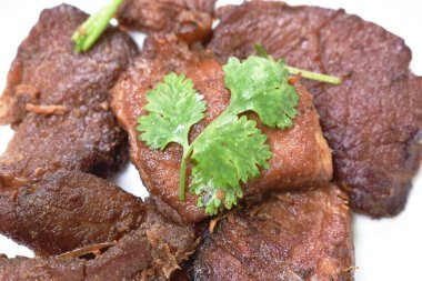 Baharatlı biber sosu bardağında maydanozlu sarımsaklı kızarmış domuz eti.