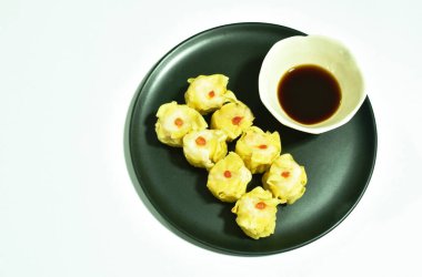 Buharda pişirilmiş Çin hamur köftesi doldurulmuş karides ve domuz eti ya da soya sosunu tabağa bandıran Çin yemeği.