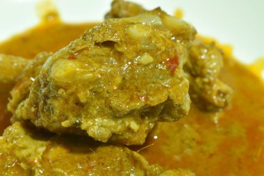 Hindistan cevizli köri soslu kızarmış domuz kemiği.